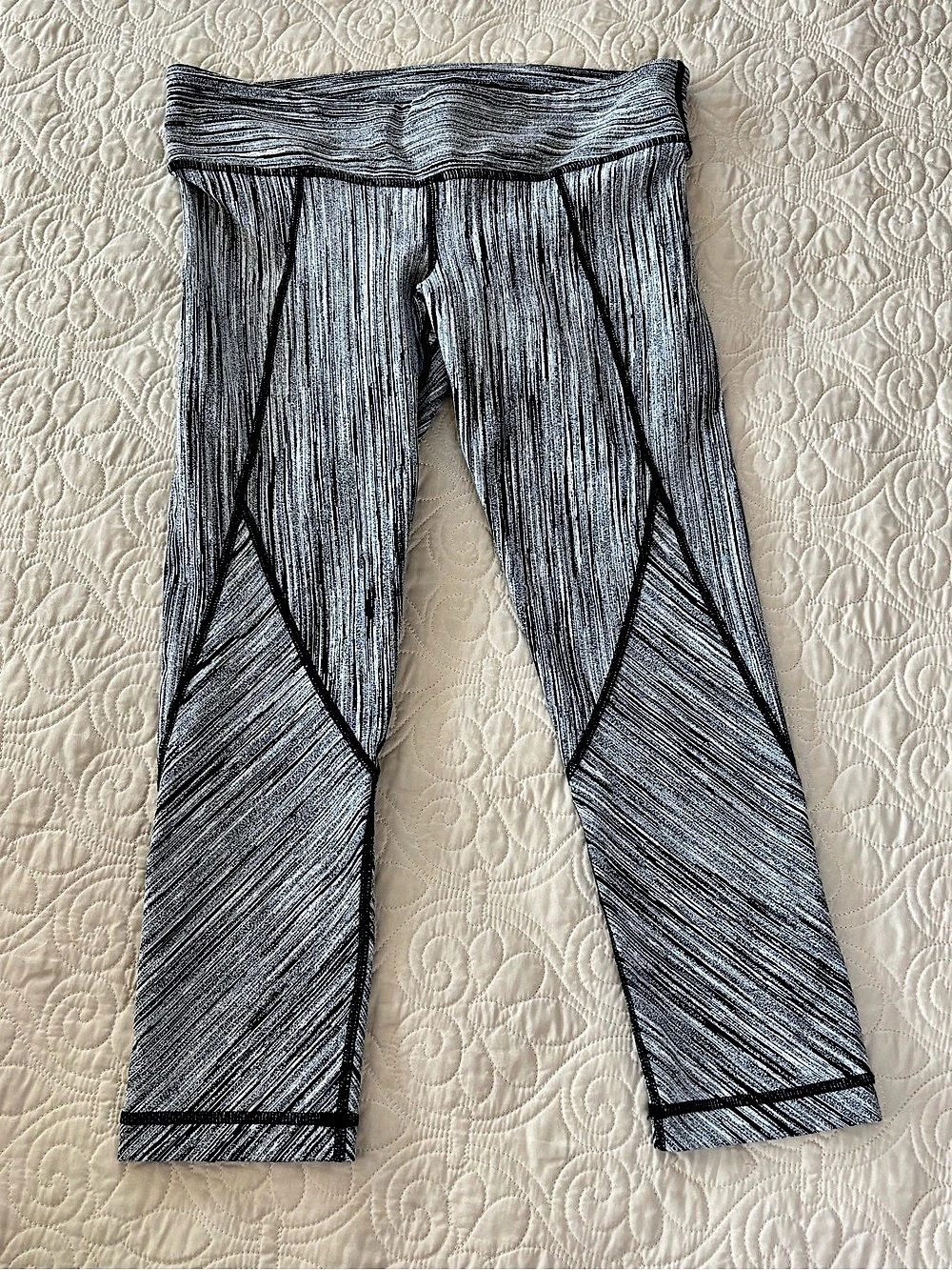 Vimmia Black and White Texture Crop/Capri Leggings Size L